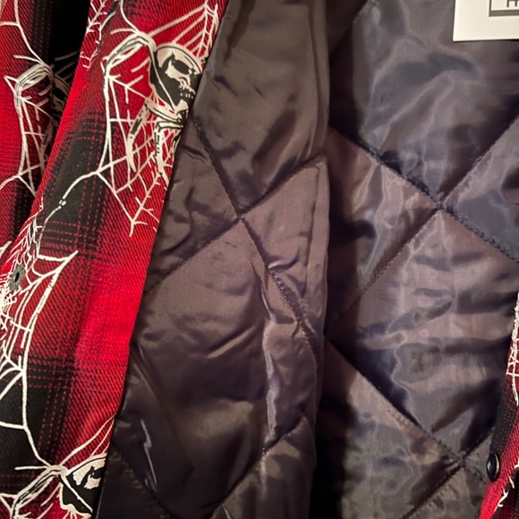 Gifts of Fortune - Red widow Flannel - Picture 5 of 5